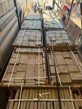 Целая "фура" гранитного отделочного кирпича - сам груз (без фуры) - квадроцикл-купить.рф тел. (343) 382-49-68